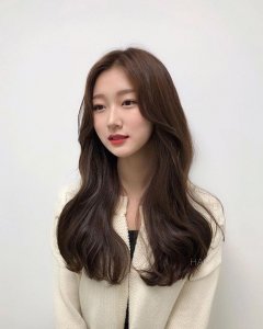 ​气质感十足的“淑女烫”中长发烫发最流行，让你变成轻熟龄的美眉