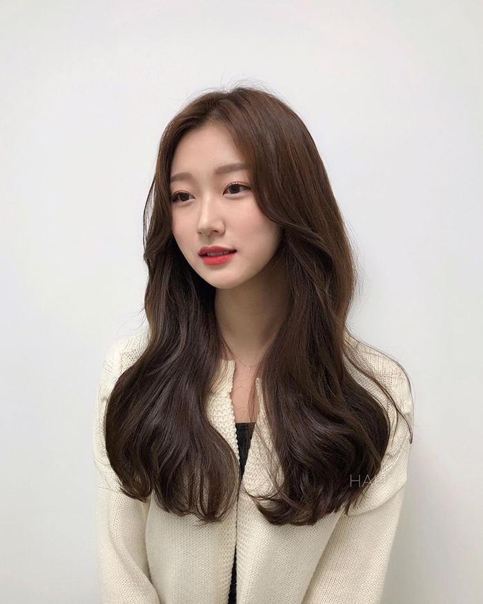 气质感十足的“淑女烫”中长发烫发最流行，让你变成轻熟龄的美眉