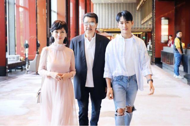 赵雅芝小儿子近照曝光,逆天高颜值,网友:简直是“男版赵雅芝”