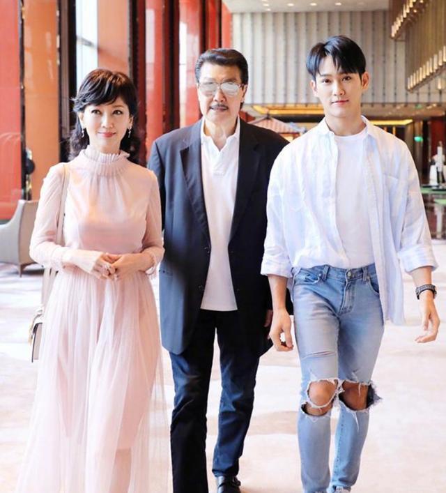 赵雅芝小儿子近照曝光,逆天高颜值,网友:简直是“男版赵雅芝”