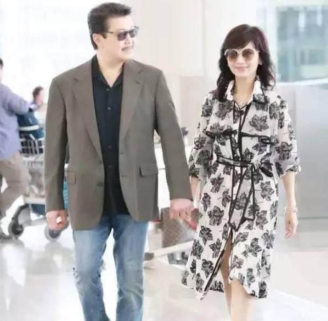 赵雅芝小儿子近照曝光,逆天高颜值,网友:简直是“男版赵雅芝”