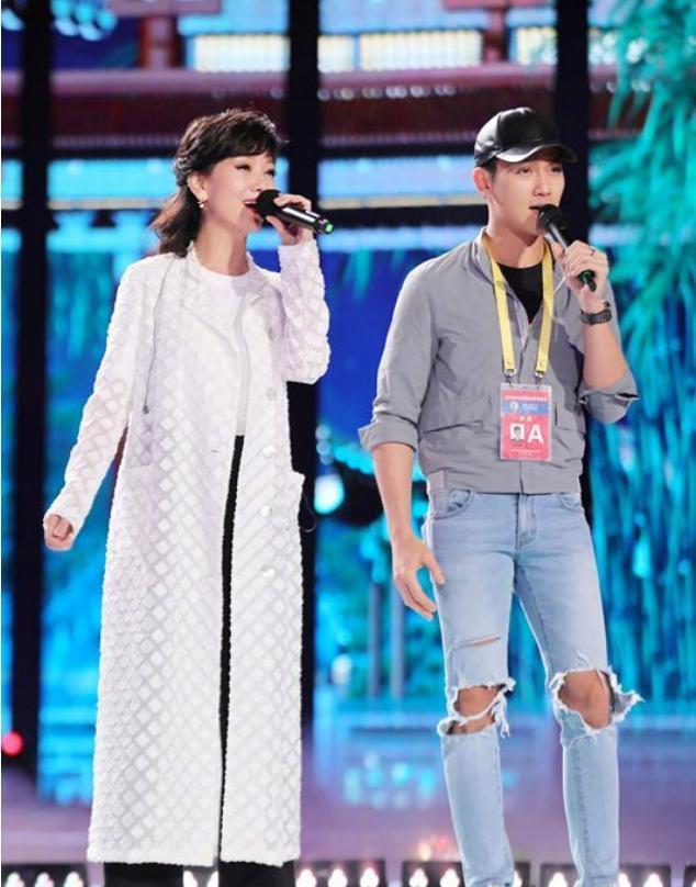 赵雅芝小儿子近照曝光,逆天高颜值,网友:简直是“男版赵雅芝”