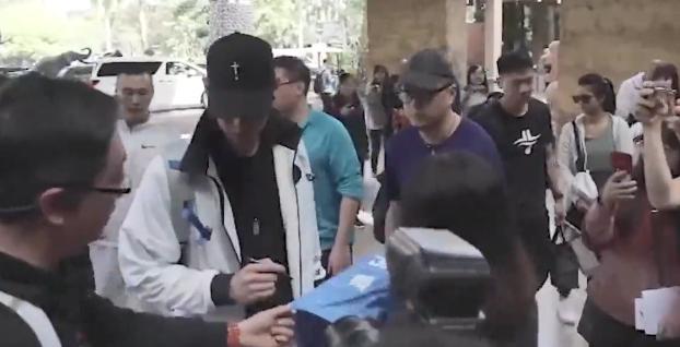 林书豪抵达广州被热捧，全明星有两任务，冲MVP最大对手非阿联