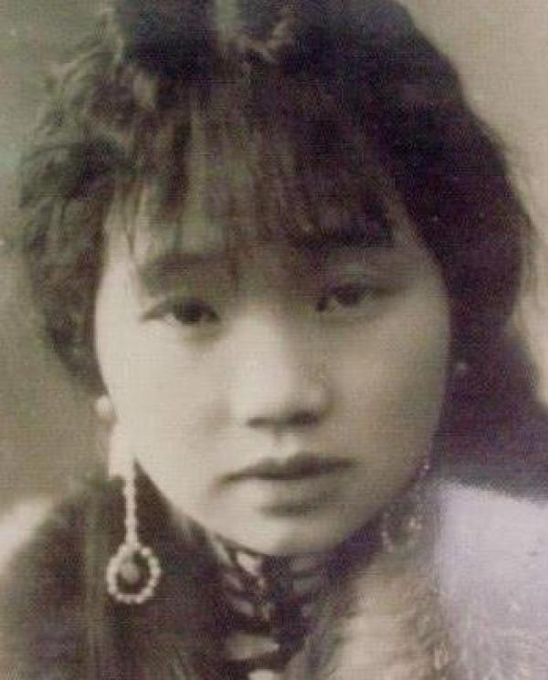 民国最美“地主婆”：14岁风光嫁大地主，晚年寒冬腊月冻死街头