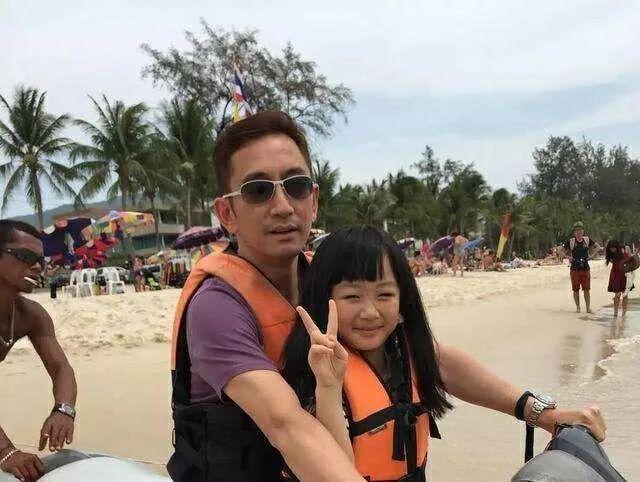 她22岁嫁个可以当爹的男星,7年败光家产,千万“卖”孩子抚养权