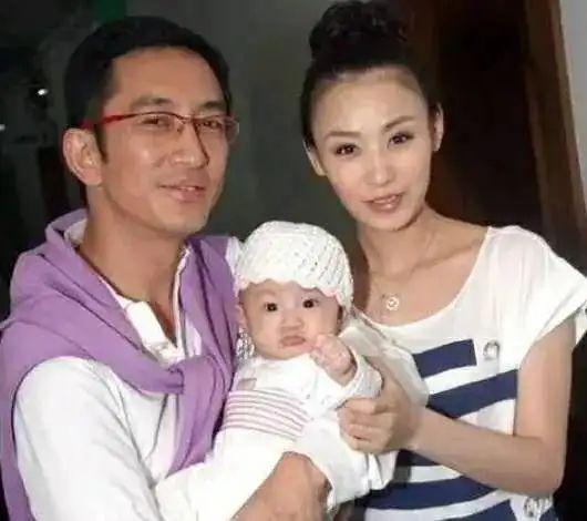 她22岁嫁个可以当爹的男星,7年败光家产,千万“卖”孩子抚养权