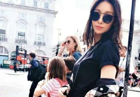 她22岁嫁个可以当爹的男星,7年败光家产,千万“卖”孩子抚养权