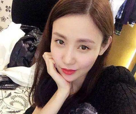 她22岁嫁个可以当爹的男星,7年败光家产,千万“卖”孩子抚养权