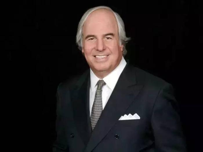 他是冒牌飞行员，免费坐五年飞机行骗26国，收了多名空姐做红颜