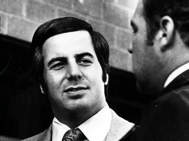 他是冒牌飞行员，免费坐五年飞机行骗26国，收了多名空姐做红颜