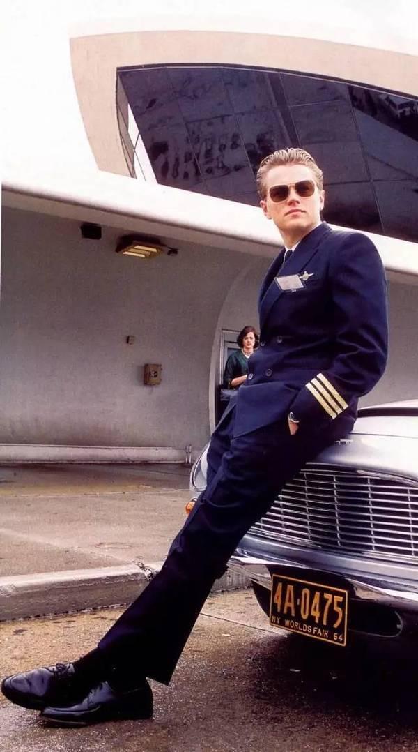 他是冒牌飞行员，免费坐五年飞机行骗26国，收了多名空姐做红颜