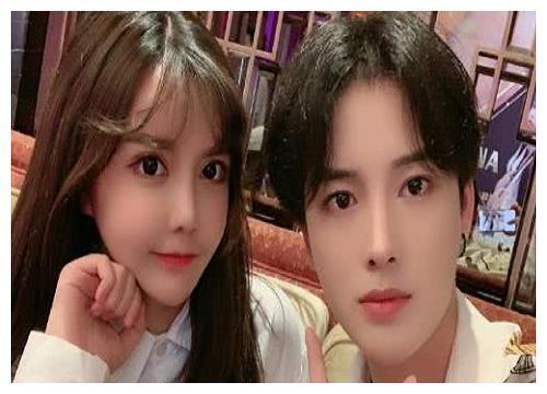 谁还记得韩安冉发的第一张自拍照？当时化妆技术差，但比现在美