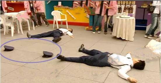 盘点《死亡笔记》3处穿帮：坂城良太郎教你“死”也穿帮，太抢镜