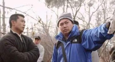 ​《亮剑》幕后剧照，李云龙抽着烟和导演对台词，虎子戴耳机