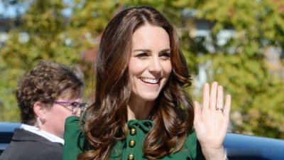 ​她出身平民，从贫穷家庭走进上流社会，被称全球最耀眼的英国王妃