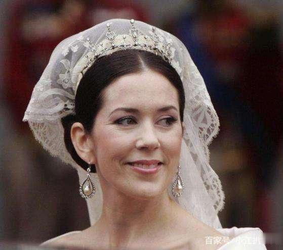她出身平民，从贫穷家庭走进上流社会，被称全球最耀眼的英国王妃