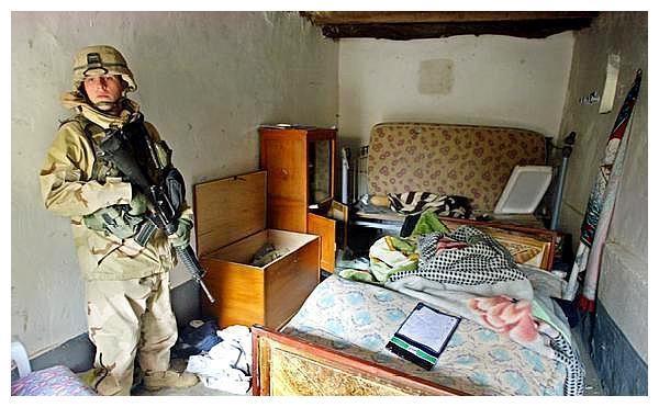 老照片直击萨达姆最后藏身地：容纳一人的地洞，图9被绞死全过程