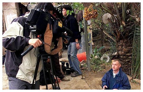 老照片直击萨达姆最后藏身地：容纳一人的地洞，图9被绞死全过程