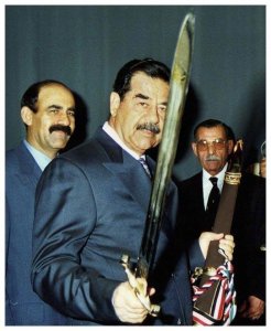 ​老照片直击萨达姆最后藏身地：容纳一人的地洞，图9被绞死全过程