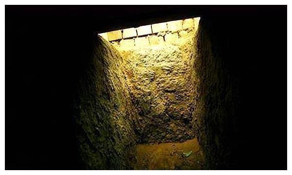 老照片直击萨达姆最后藏身地：容纳一人的地洞，图9被绞死全过程