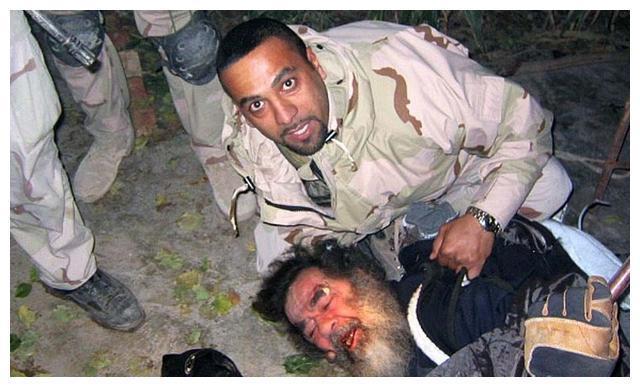 老照片直击萨达姆最后藏身地：容纳一人的地洞，图9被绞死全过程