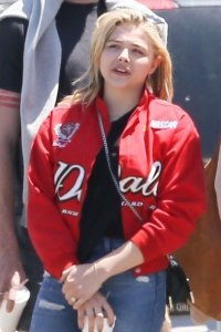 ​科洛Chloe Moretz 身穿她的红色外套 和妈妈还有哥哥们在罗马游玩被怕