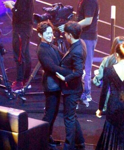 老友的默契！何炅和潘粤明撞衫亲密搂腰