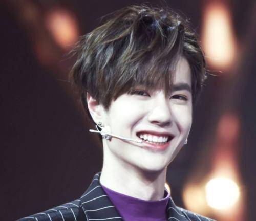 “单眼皮”的5位男星,李现可盐可甜,看到王一博的笑:我沦陷了