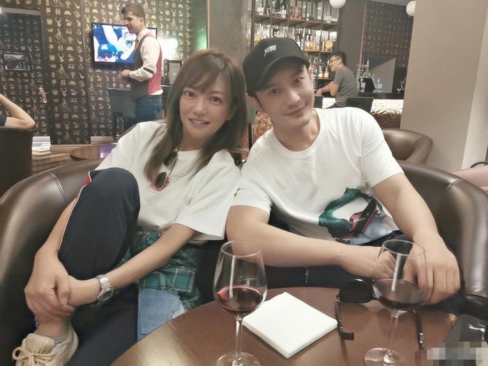 赵薇黄晓明同框，她说的这句话，暴露了两个人的关系