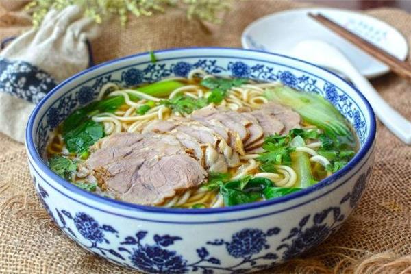 牛肉汤怎么做好喝 牛肉汤里放什么配菜好吃