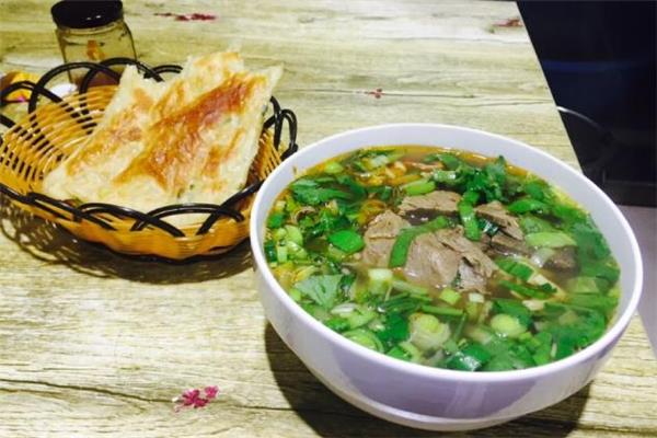 牛肉汤怎么做好喝 牛肉汤里放什么配菜好吃