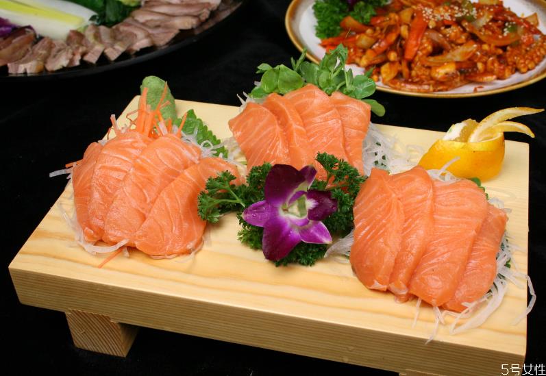 三文鱼怎么看坏没坏 三文鱼为什么要加芥末 三文鱼怎么看坏没坏 三文鱼为什么要加芥末