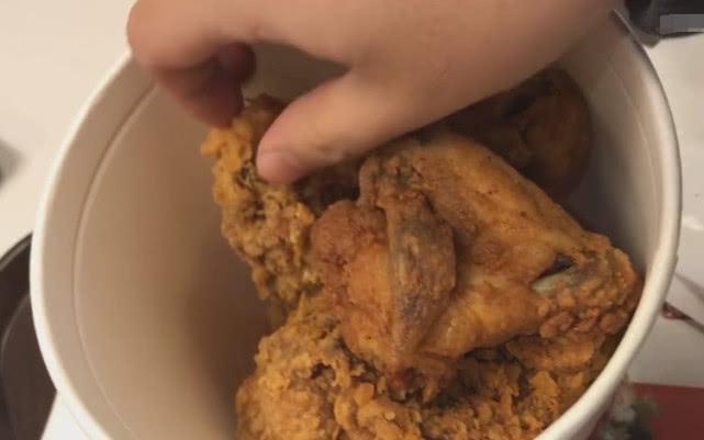 吃货小哥肯德基新品“吃过瘾炸鸡桶”测评，39块钱你觉得值吗？