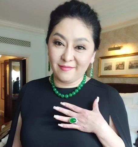 周星驰坠楼身亡“被”去世，伤口似割喉？尸体穿着整齐戴口罩