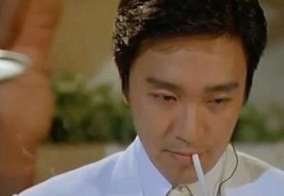 周星驰坠楼身亡“被”去世，伤口似割喉？尸体穿着整齐戴口罩