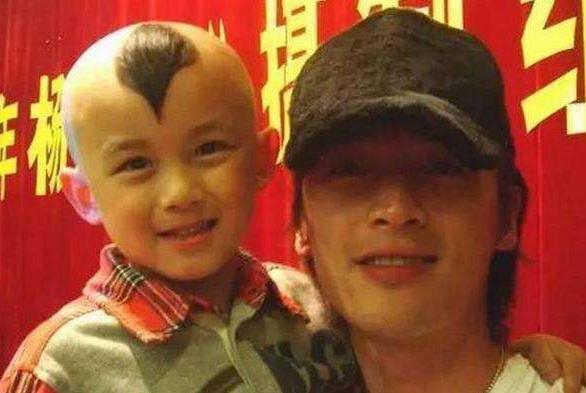 吴磊微博发文，与四年前相呼应，同样的姿势，不一样的却是腿？