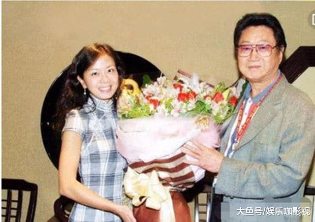 自称有2.5段婚姻, 50岁恋上17岁少女生一子, 妻子大方当亲儿子养