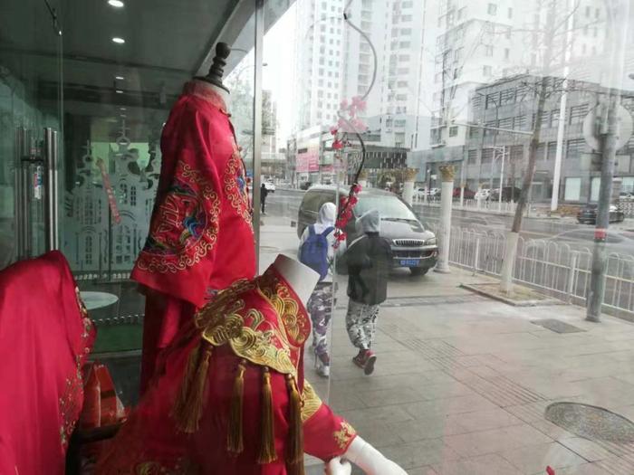 凉凉？！青岛曾红火一时的婚妙街，如今变这样!