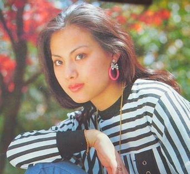 她是87《红楼梦》第一美女，曾遭邓婕嫉妒，为爱痴狂，被母亲逼死