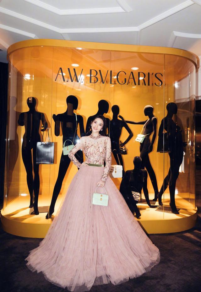 唐艺昕穿透视装美到爆，复古刺绣大气雅致，网友：露胸贴了