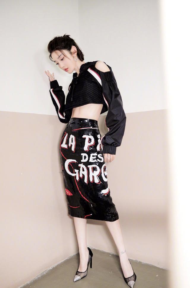 唐艺昕穿透视装美到爆，复古刺绣大气雅致，网友：露胸贴了