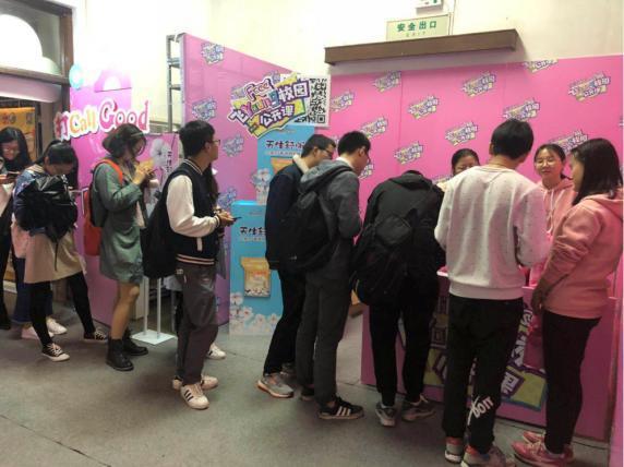 丁一晨引爆武汉飞Young校园公开课，现场笔绘Free to be me