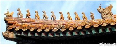 ​在故宫太和殿的角脊上，排列十个琉璃坐姿瑞兽