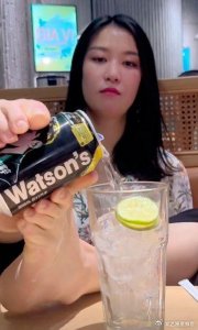 ​无臂美女网红坚持用脚化妆卸妆，评论区充满嘲笑，网友素质待提高