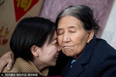 ​独居老人抚养残疾女弃婴25年 捡废品供她读研究生