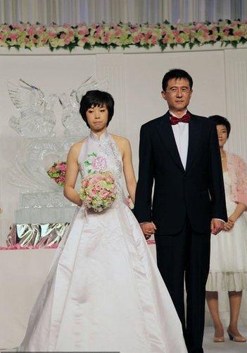 乒乓功勋张怡宁现状，39岁风韵犹存，与59岁丈夫生二胎，太幸福