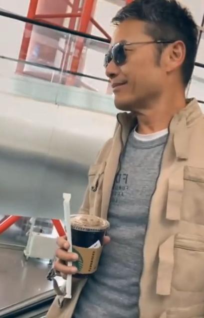 苗侨伟28岁女儿晒性感照，大方秀好身材，曾因玩太疯被老爸臭骂？