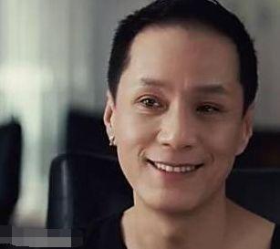 56岁冯远征64岁妻子近照，结婚25年恩爱如初，至今膝下无子