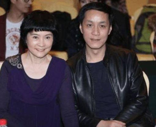 56岁冯远征64岁妻子近照，结婚25年恩爱如初，至今膝下无子