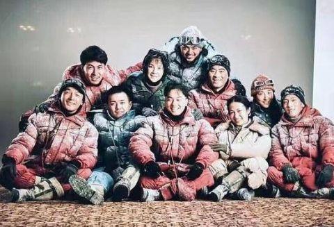 吴京坐轮椅现身机场，回应是拍戏受重伤，网友开始担心胡歌